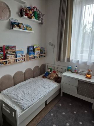 Dnes sme dostali fotky z ďalšej realizácie čalúnených panelov za posteľ v detskej izbičke 🥰 použité boli panely béžovej...