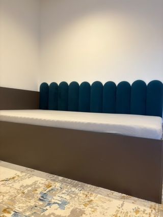 Zdieľame s vami ďalšiu fotku zákazníka, na fotke boli použité naše čalúnené panely vo farbe námornícka modrá a v rozmere...